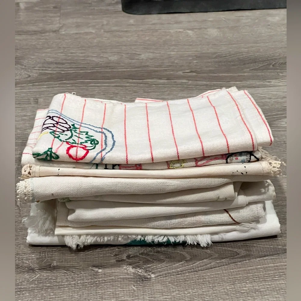 Lot of doilies, tea towels, tablecloths, appliquéd, crocheted, embroidered